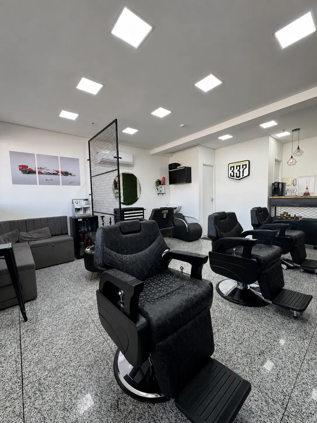 Ambiente interno e cadeiras da Barbearia 337