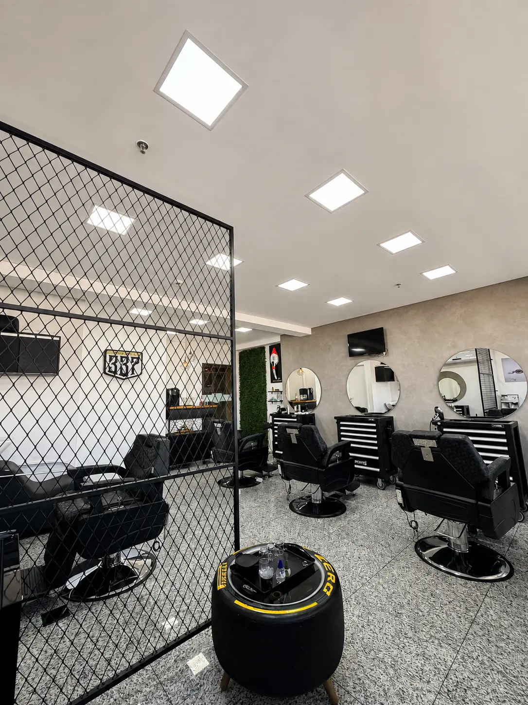 Estações de atendimento da Barbearia 337